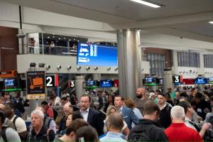 رويترز: وفاة طيارين أمريكيين وإصابة عشرات الركاب وإغلاق مطار بنيويورك والغاء مئات الرحلات