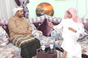 الشيخ طارق العكبري يزور الدكتور صالح عرم في منزله بمدينة الشحر بشرق حضرموت