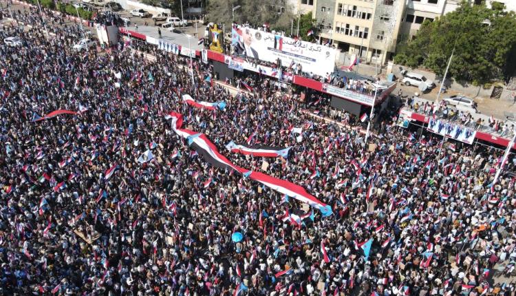 بيان سياسي هام صادر عن الانتقالي أمام الجماهير الجنوبية بساحة العروض بعدن (صور)