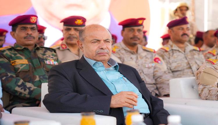الخنبشي يشهد استعراضا عسكريا وأمنيا بسيئون ويؤكد أن الأمن أساس التنمية بحضرموت