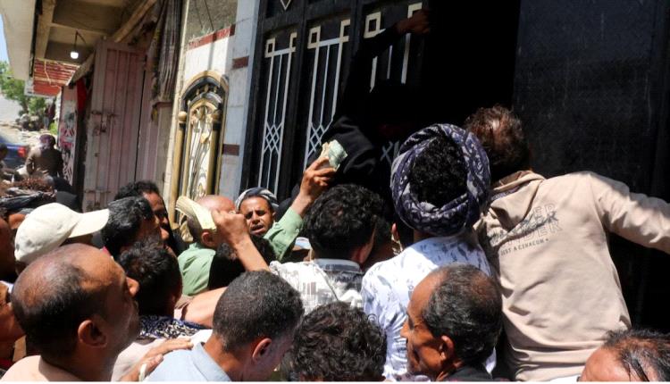 رويترز تكشف مآسي النزوح والأوضاع الصعبة بتعز مع اقتراب الحوثيين وتشديد الحصار