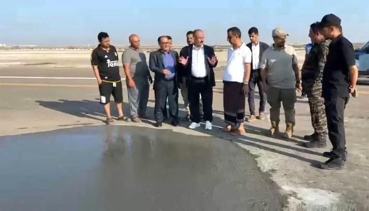 وزير النقل يعلن استئناف نشاط مطار عدن الدولي بعد قصف حوثي
