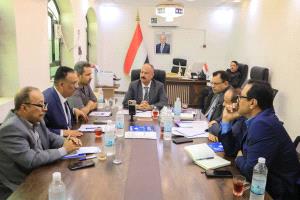 وزير النقل يعلن مصير أعمال الحكومة بعد القصف الحوثي على عدن