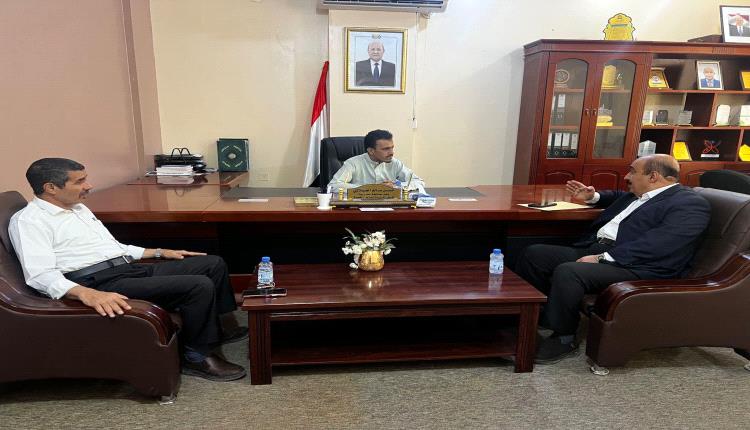 الوكيل الجيلاني يناقش انتظام الدراسة بساحل حضرموت