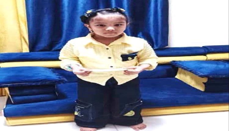 امرأة مجهولة تستدرج طفلة وتقُص شعرها وتحبسها بحمام مدرسة
