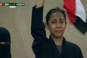 دموع طفلة يمنية بعد خماسية البحرين تخطف قلوب لاعبي المنتخب