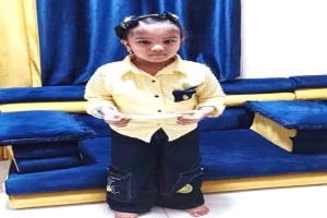 امرأة مجهولة تستدرج طفلة وتقُص شعرها وتحبسها بحمام مدرسة