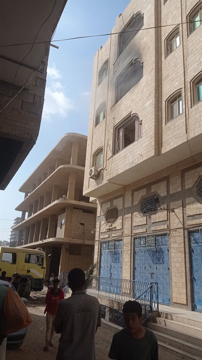 نشوب حريق غريب بشكل مفاجئ في شقة سكن الجراح شكري بعدن (صور)