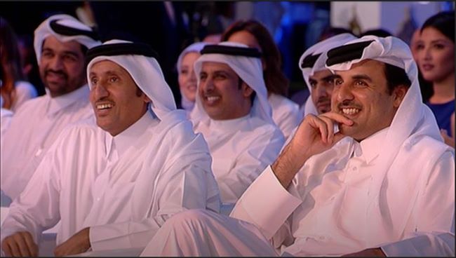 أمير قطر يتقدم احتفال الجزيرة بالذكرى الـ21 لانطلاقها بعد تأكيده عدم إغلاقها