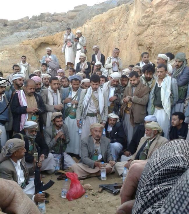 أول صورة للحوثيين ومشائخ ووجهاء بني صريم في أحد جبال حاشد بعمران
