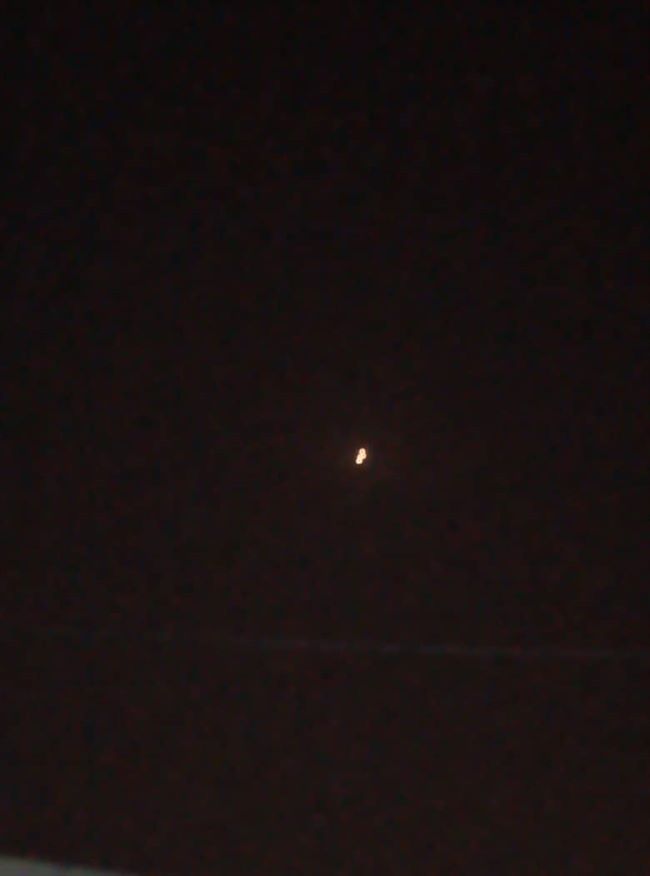 عاجل:تحليق مكثف للطيران الحربي وإطلاق قنابل مضيئة على عدن(صور) 
