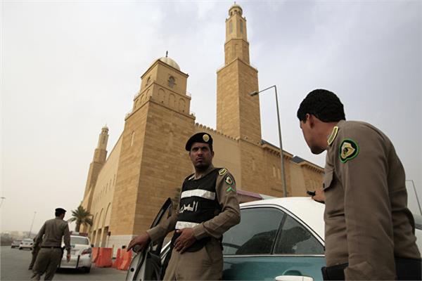 العربية تروي تفاصيل وعدد مهاجمي نقطة أمنية شرق السعودية بأسلحة وقنابل