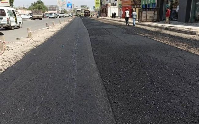 تواصل أعمال مشروع تأهيل شارع رئيسي بالمنصورة في عدن