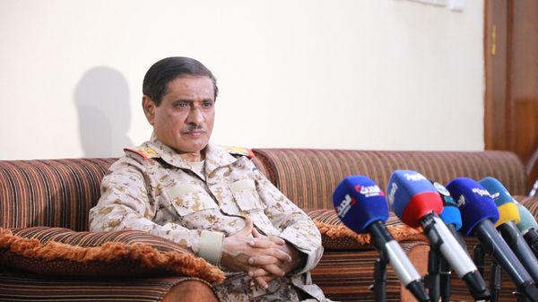 النائب البحسني يطمئن على صحة رئيس نقابة الصحفيين فرع حضرموت