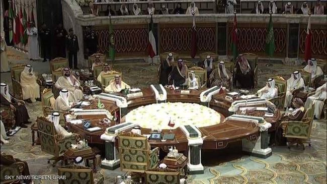 الخلاف مع الدوحة يخيم على القمة الخليجية بالرياض وسط غياب لأمير قطر