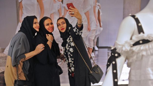 جدل ديني واسع بالسعودية بعد رأي المطلق بعدم إلزامية العباءة بالمملكة
