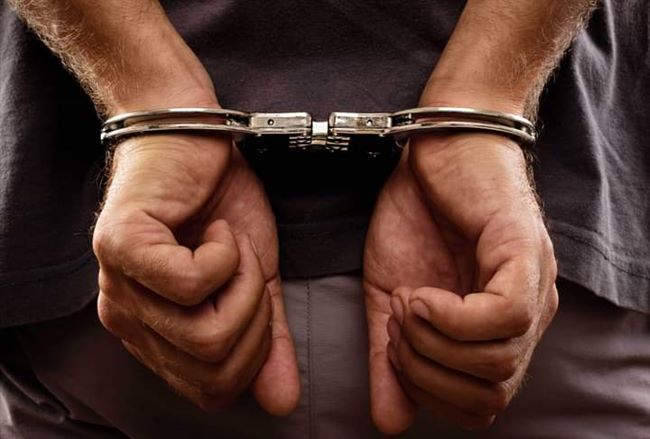البحث  الجنائي بساحل حضرموت يضبط شخصا ييبيع أفلاما إباحية ويحيله إلى النيابة العامة