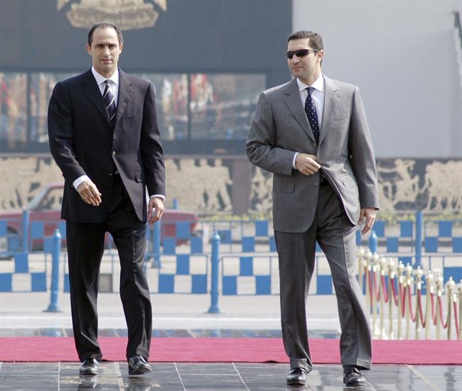 رويترز:محكمة مصرية تأمر بالقبض على علاء وجمال مبارك