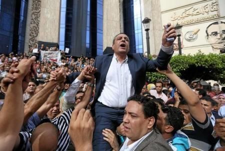 جنح القاهرة تقضي بحبس نقيب الصحفيين المصريين بتهمة الكذب 