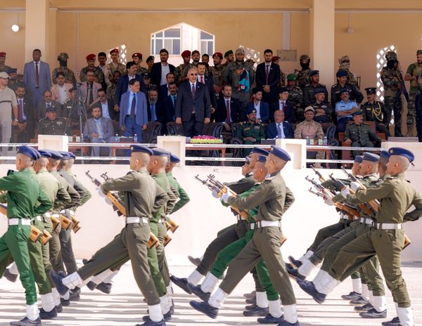 الزبيدي والبحسني يشهدان عرضًا عسكريًا لطلاب كلية الشرطة بحضرموت