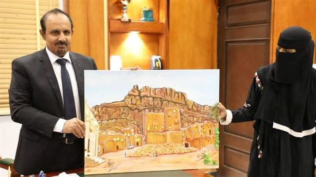 بن ماضي يشيد بلوحات رسامة حضرمية ويؤكد بأن الرسم فن راق يسمو بالروح والفكر