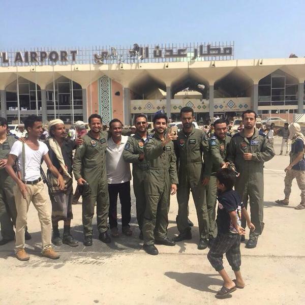 بالصور..ضباط القوات الجوية السعودية يحتفون بوصولهم مطار عدن بجنوب اليمن