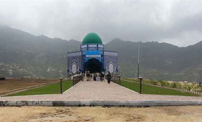 صور ومعلومات جديدة عن ضريح زعيم الحوثيين المتسع لأكثر من 100 ألف زائر