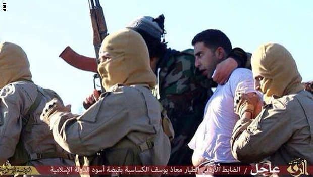 صور ومعلومات هامة عن الطيار الاردني معاذ الكساسبة رهينة داعش
