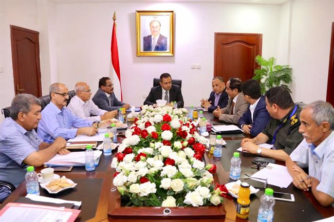 رئيس الوزراء اليمني يطالب بزيادة الرحلات الجوية وتحسين الخدمات المقدمة للمسافرين