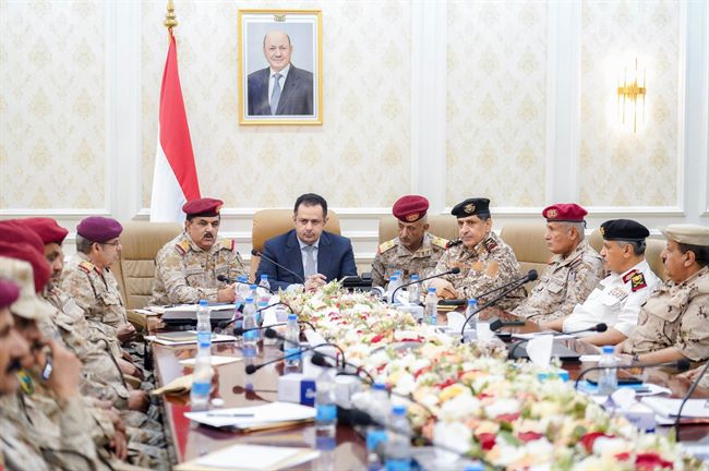 رئيس الوزراء يرأس اجتماعاً موسعاً لقيادات وزارة الدفاع في عدن