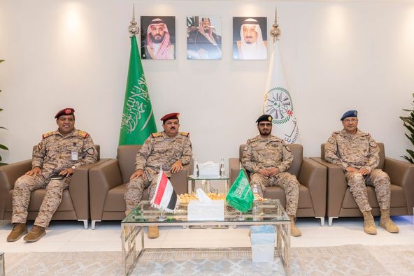 الفريق الداعري يبحث اوجه التعاون العسكري مع قائد القوات المشتركة بالرياض (صور)