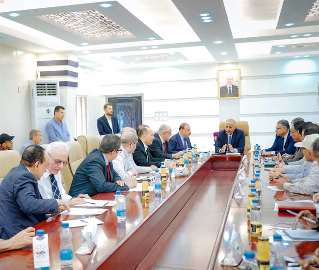 اللواء الزبيدي يدشن نقل إجراءات تفتيش السفن التجارية من ميناء جدة إلى ميناء عدن